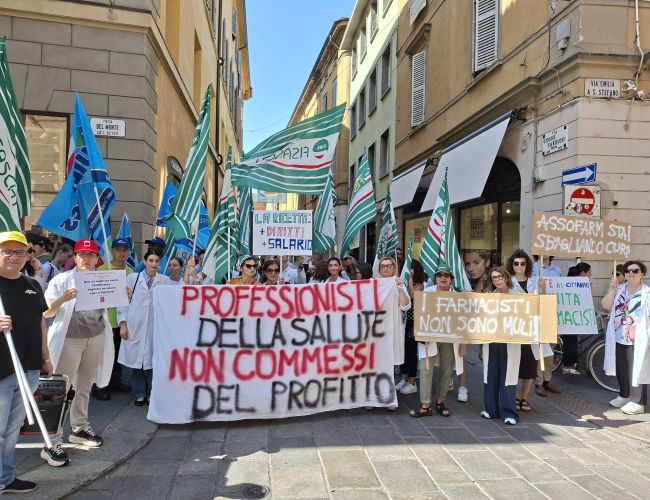 QUANTO VALGONO 300 FARMACISTI COMUNALI? 180 EURO LORDI. ESTERO PIU’ CONVENIENTE PER I GIOVANI REGGIANI, CHE MIOPIA ASSOFARM!